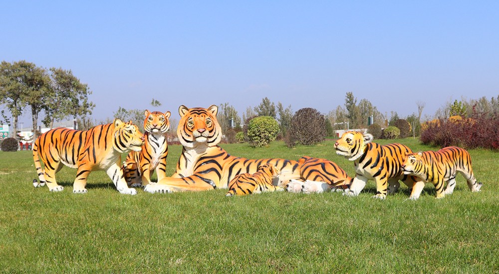 Simulation fiberglass tiger sculptures combination