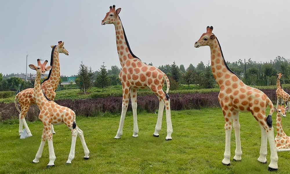 Simulation fiberglass giraffe sculptures