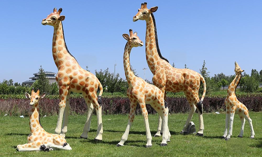 Simulation fiberglass giraffe sculptures combination(2)