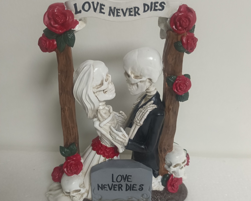 Halloween Resin Skeleton Couple Decorations
