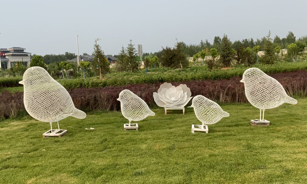 The bird sculptures display