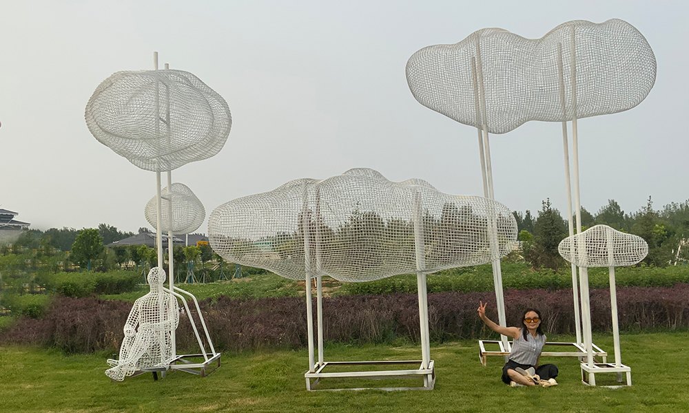 La pantalla de escultura de acero inoxidable y de nubes