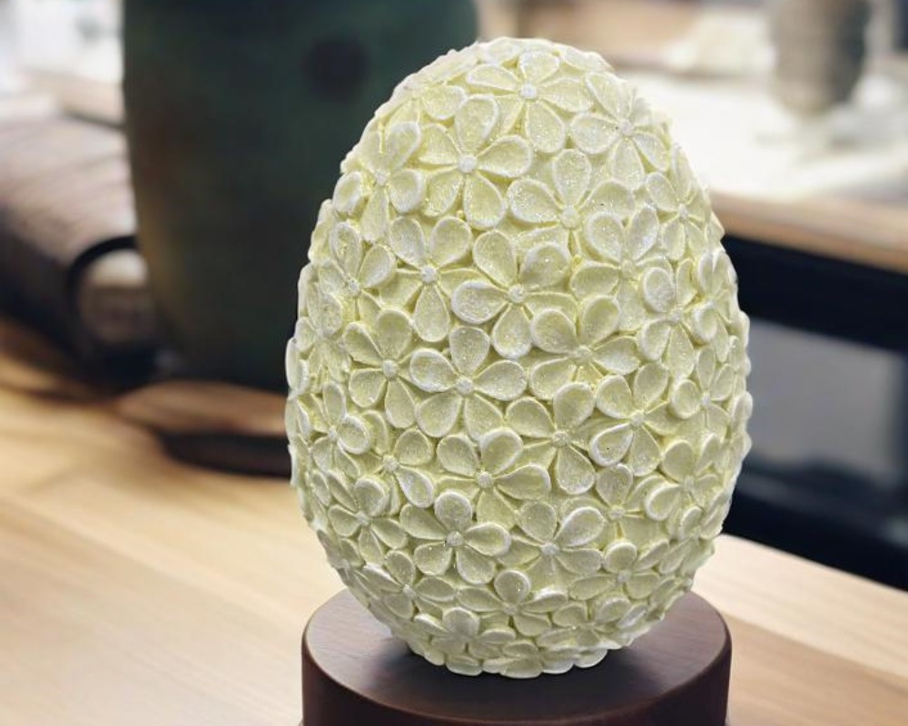Artistic Resin Egg Decorations for Stylish Interiors