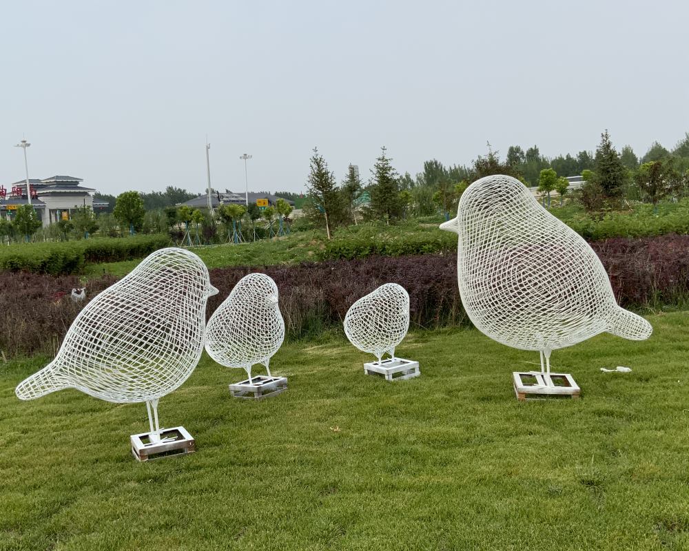 Modern Stainless Steel Life-Size Hollow Sculptures in Urban Parks Project