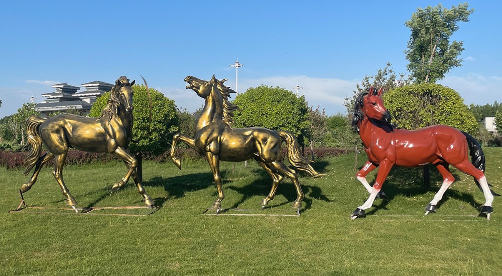 combinaison de sculptures de chevaux en fibre de verre de simulation