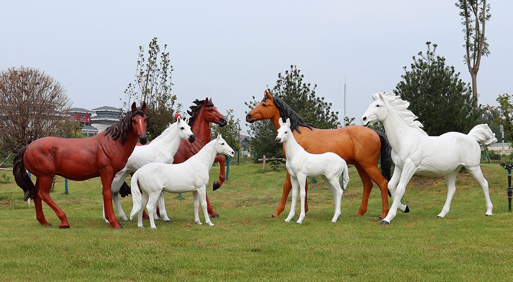 combinaison de sculptures de chevaux en fibre de verre de simulation