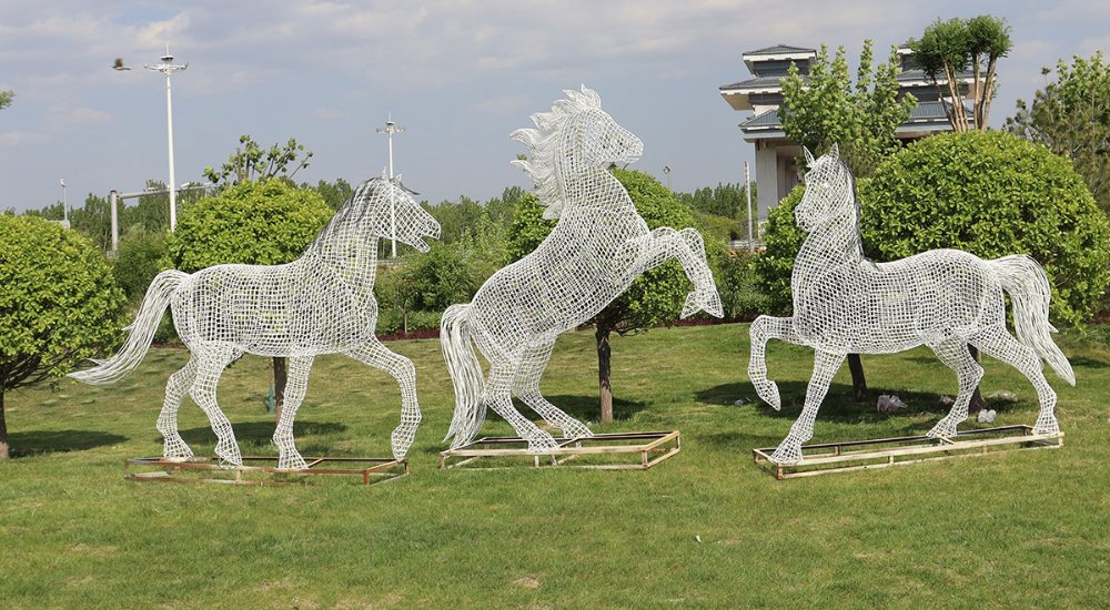 La dinámica escultura de caballo hueco de acero inoxidable.