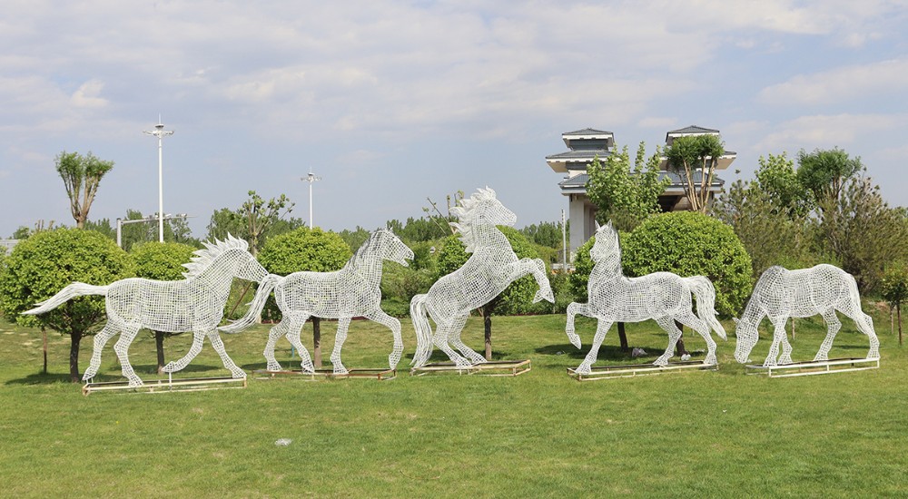 Combinación de esculturas de caballos huecos de acero inoxidable.