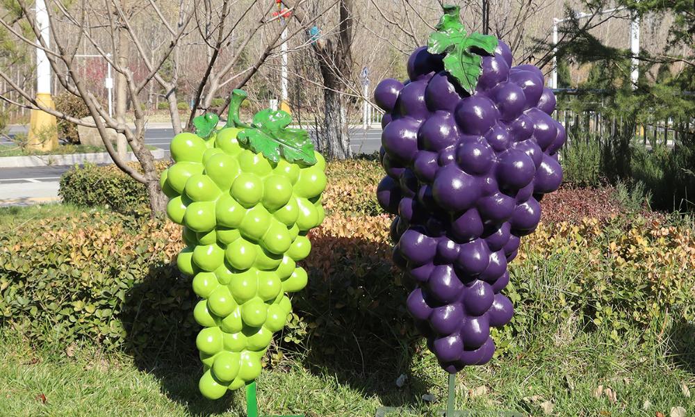 Скульптуры зеленого винограда и фиолетового винограда из стекловолокна