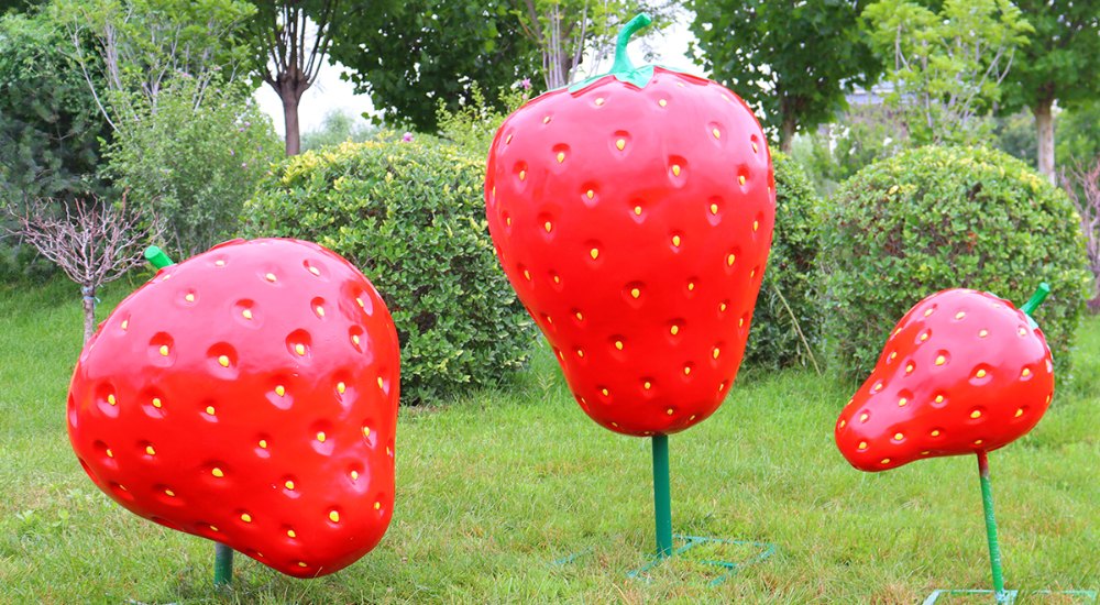 Комбинация скульптур из клубники из стекловолокна
