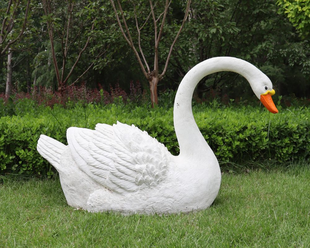 Esculturas de cisne de fibra de vidrio y resina de simulación para una elegante decoración al aire libre