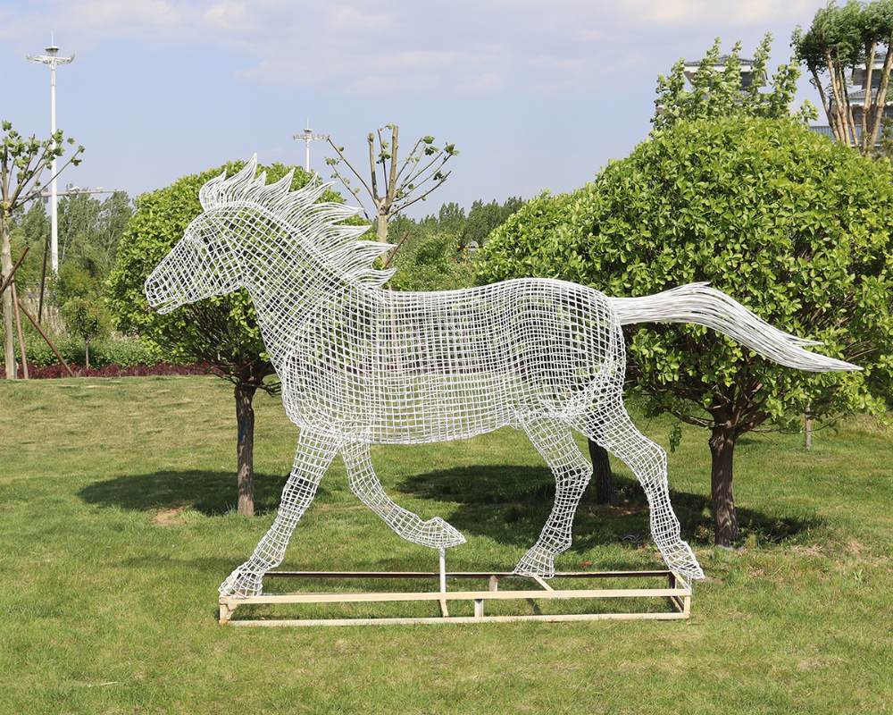 Esculturas de caballos huecos de acero inoxidable para una decoración dinámica al aire libre
