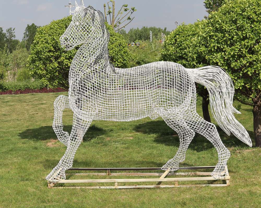 Esculturas de caballos huecos de acero inoxidable para una decoración dinámica al aire libre