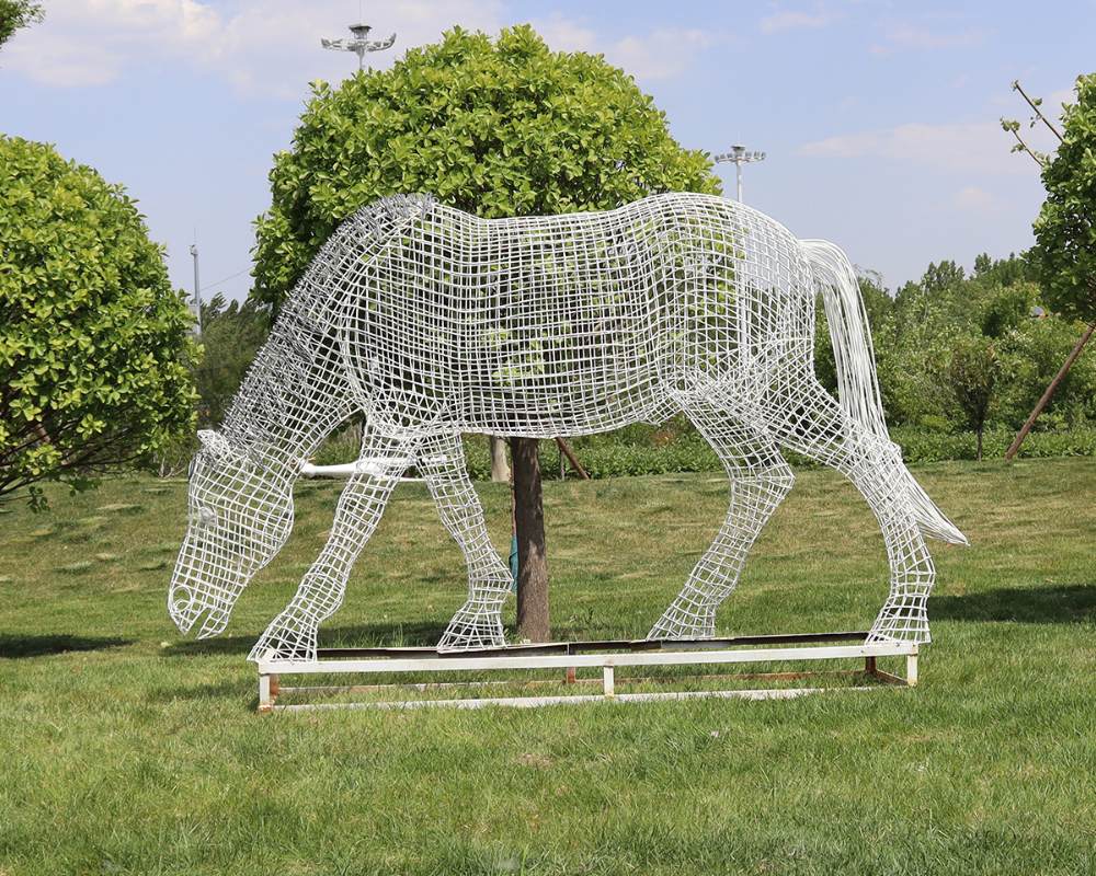 Esculturas de caballos huecos de acero inoxidable para una decoración dinámica al aire libre
