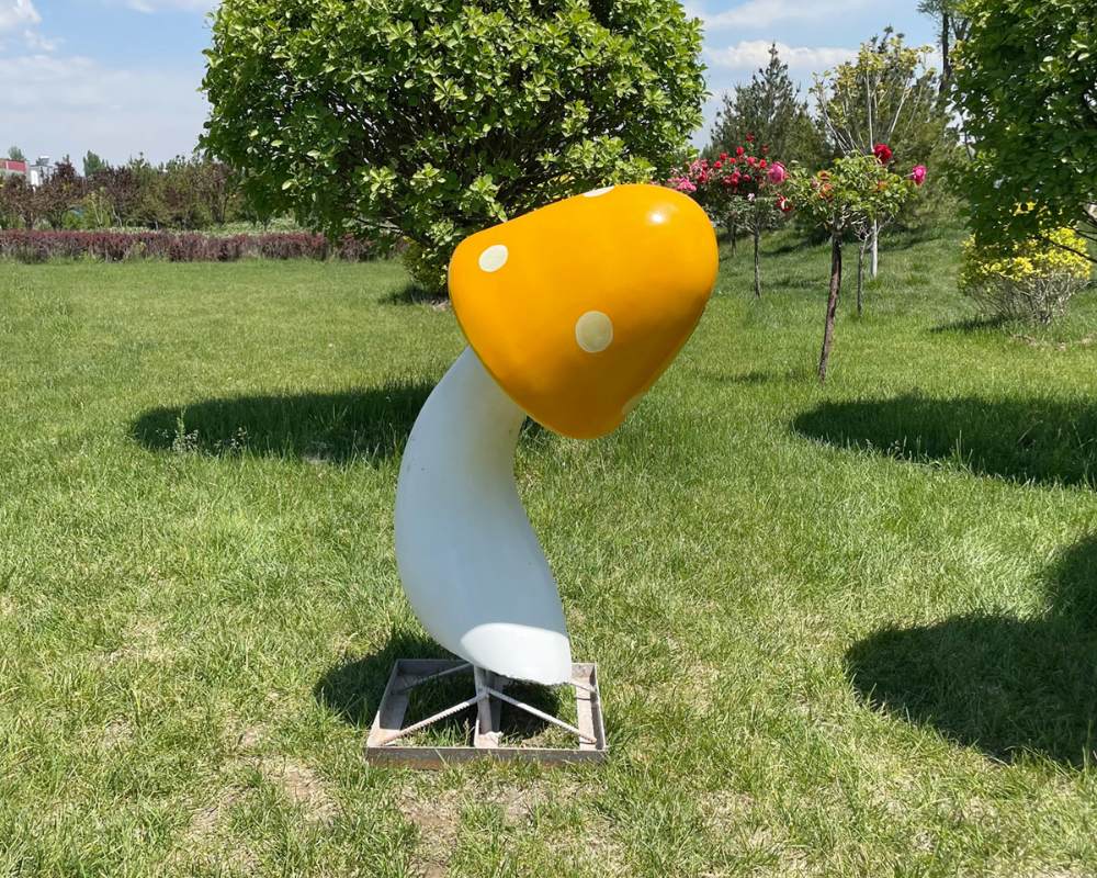 Фантастические имитационные скульптуры грибов из стекловолокна для наружного декора