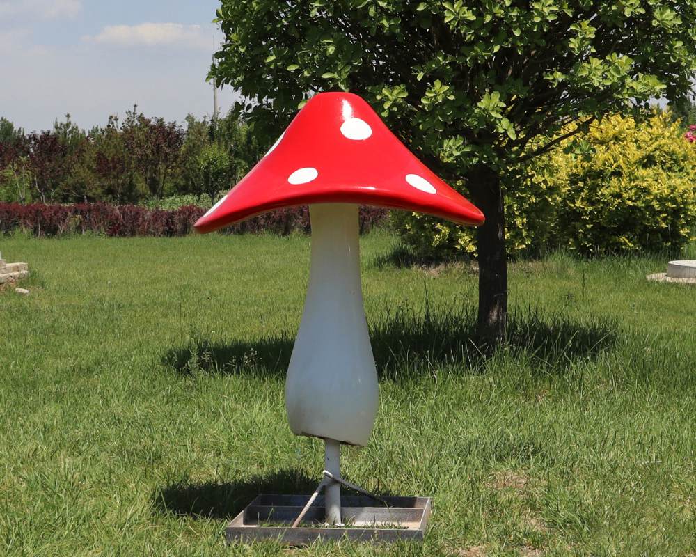 Фантастические имитационные скульптуры грибов из стекловолокна для наружного декора