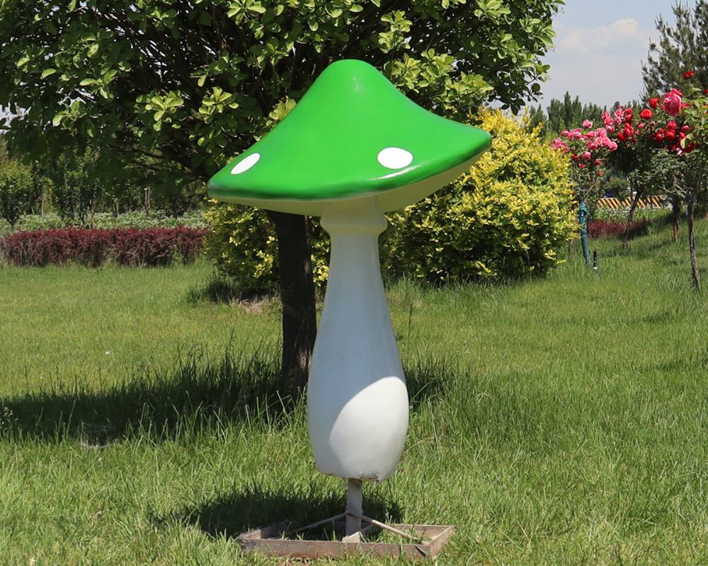Фантастические имитационные скульптуры грибов из стекловолокна для наружного декора