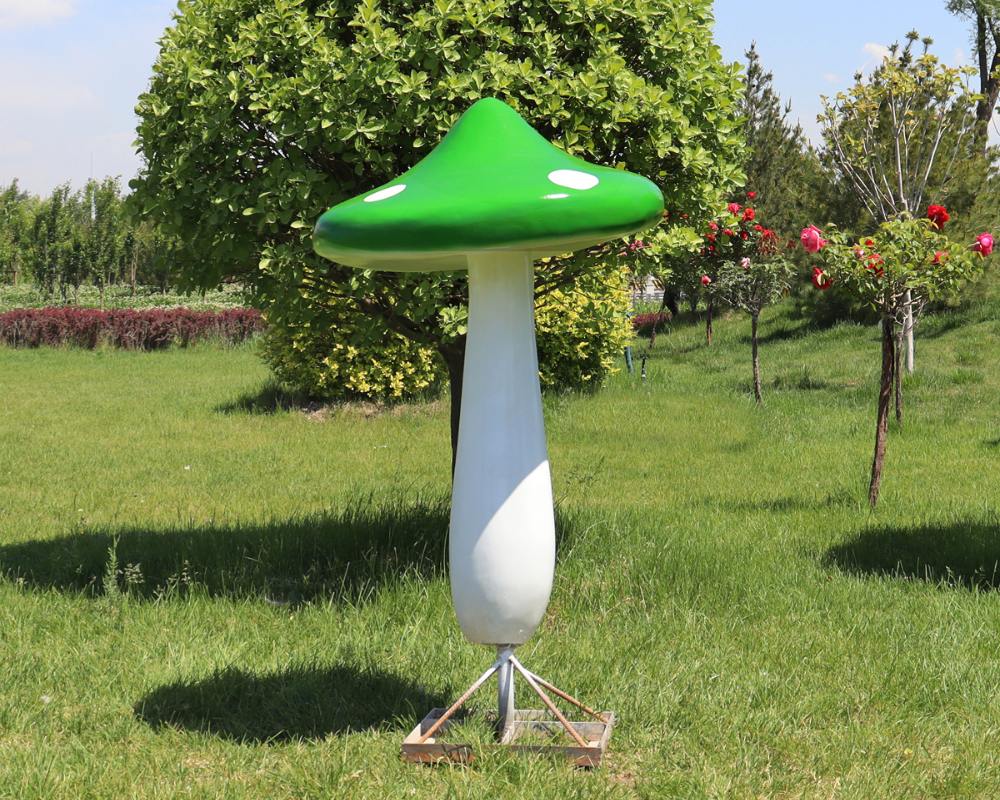 Фантастические имитационные скульптуры грибов из стекловолокна для наружного декора
