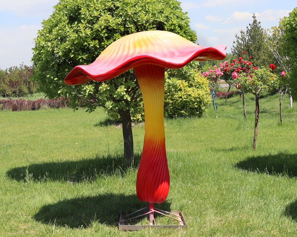 Фантастические имитационные скульптуры грибов из стекловолокна для наружного декора