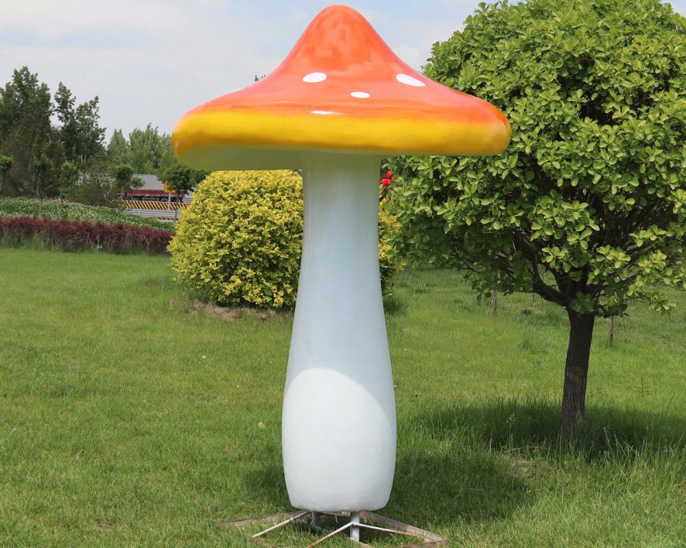 Фантастические имитационные скульптуры грибов из стекловолокна для наружного декора