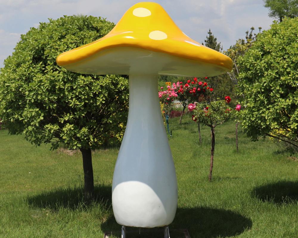 Фантастические имитационные скульптуры грибов из стекловолокна для наружного декора
