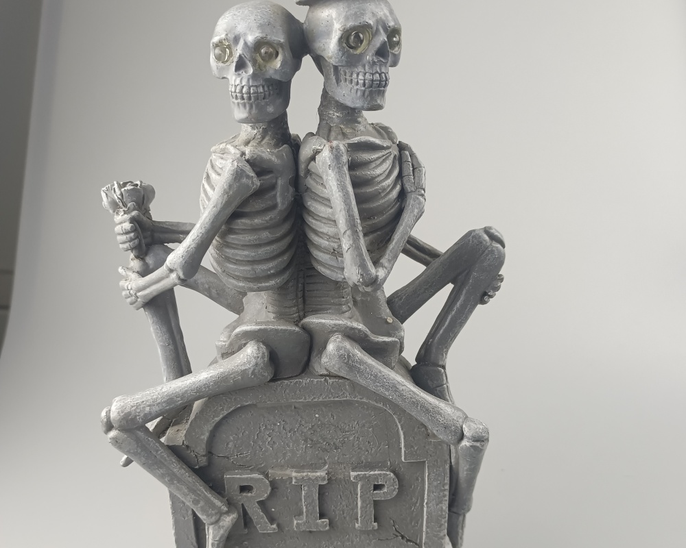 Les décorations de squelette en résine d'Halloween égayent votre espace