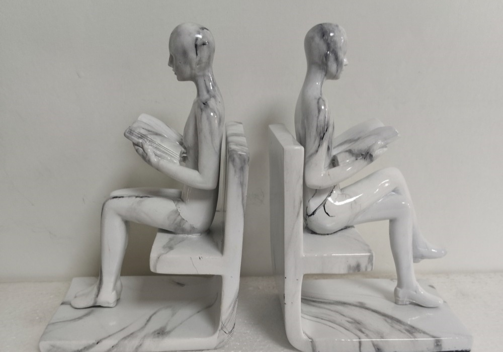 Esculturas de libros de lectura de figuras de resina.