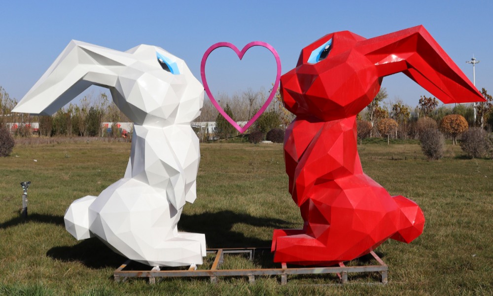 Notre présentoir de sculptures de lapin géométriques en acier inoxydable