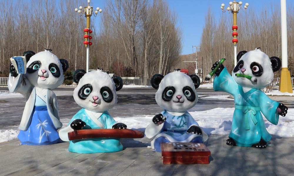 يتم عرض منحوتات الباندا الكرتونية لـ Ruiheng