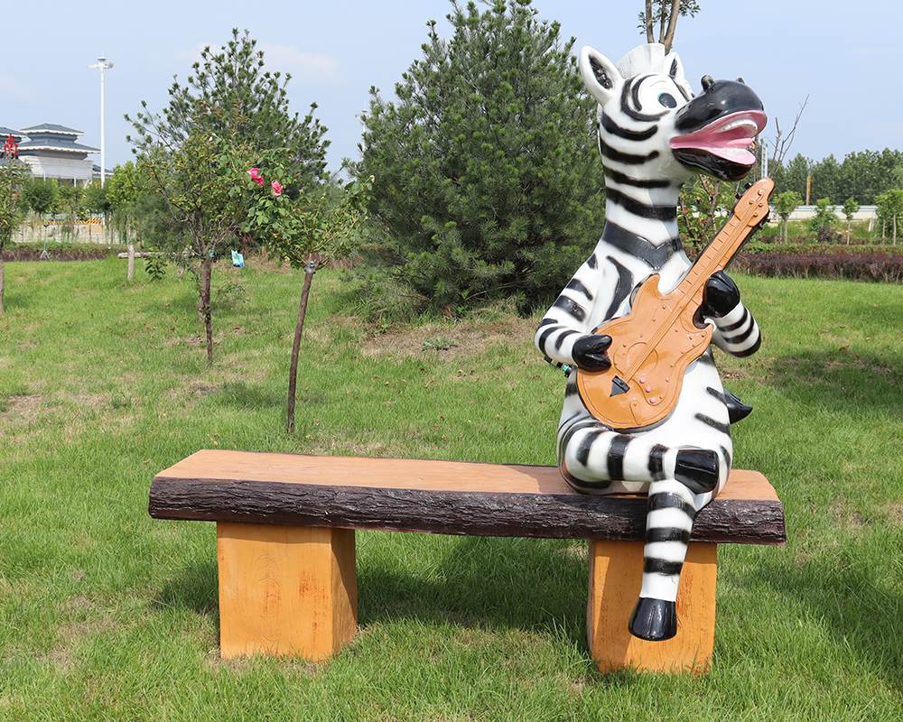 Paesaggio in fibra di vetro seduta statue di cartone animato Scultura animale con statua del sedile da banco in vendita