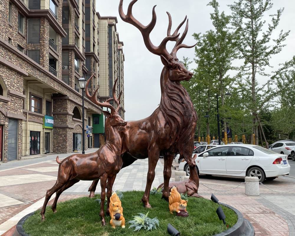 Majestätische Hirschstatue