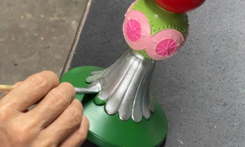 Ruiheng's craftsmen are coloring the products