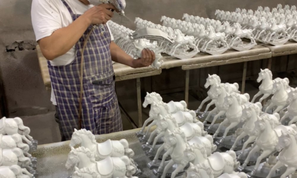 Ruiheng's craftsmen are coloring the products(2)