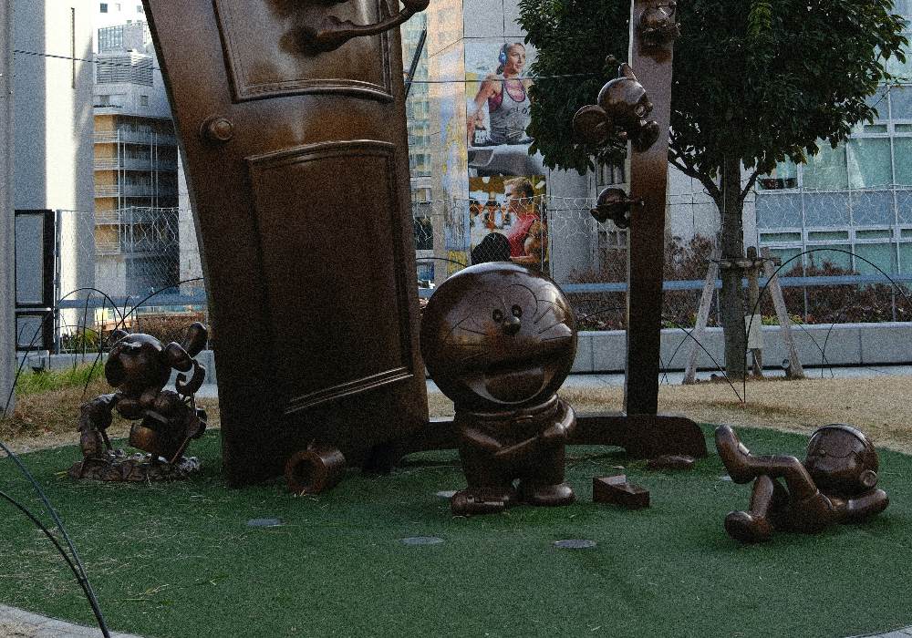 Cute cartoon sculpture scene