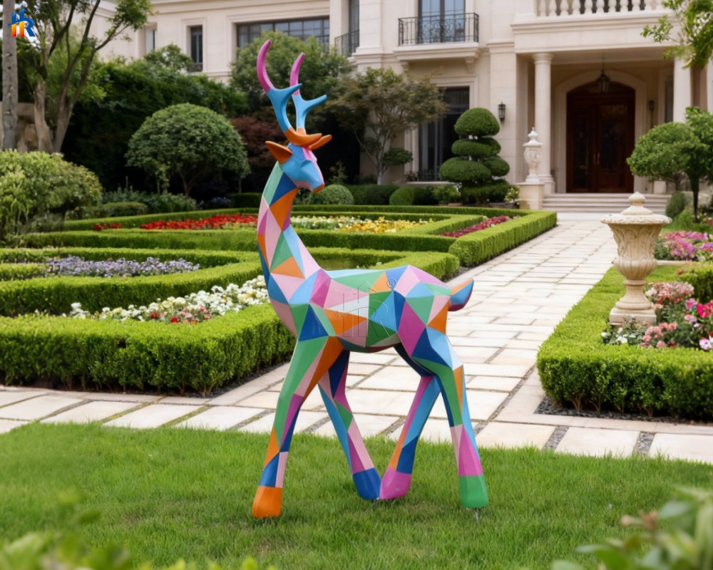 Hirschskulptur im Garten