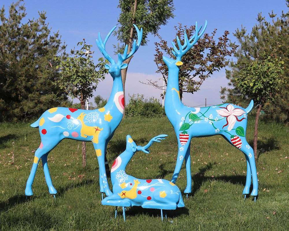 Bunte Hirschskulpturen