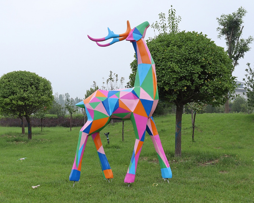 Geometrische abstrakte farbige Fiberglas-Hirschskulptur zur Dekoration