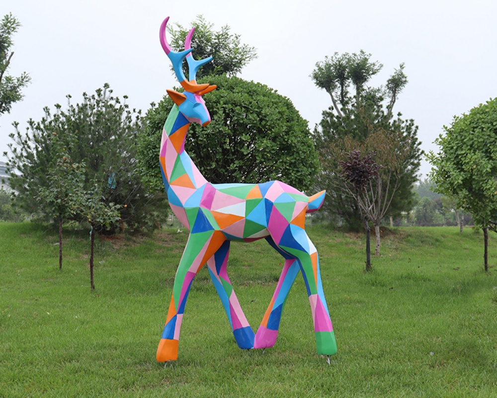Geometrische abstrakte farbige Fiberglas-Hirschskulptur zur Dekoration