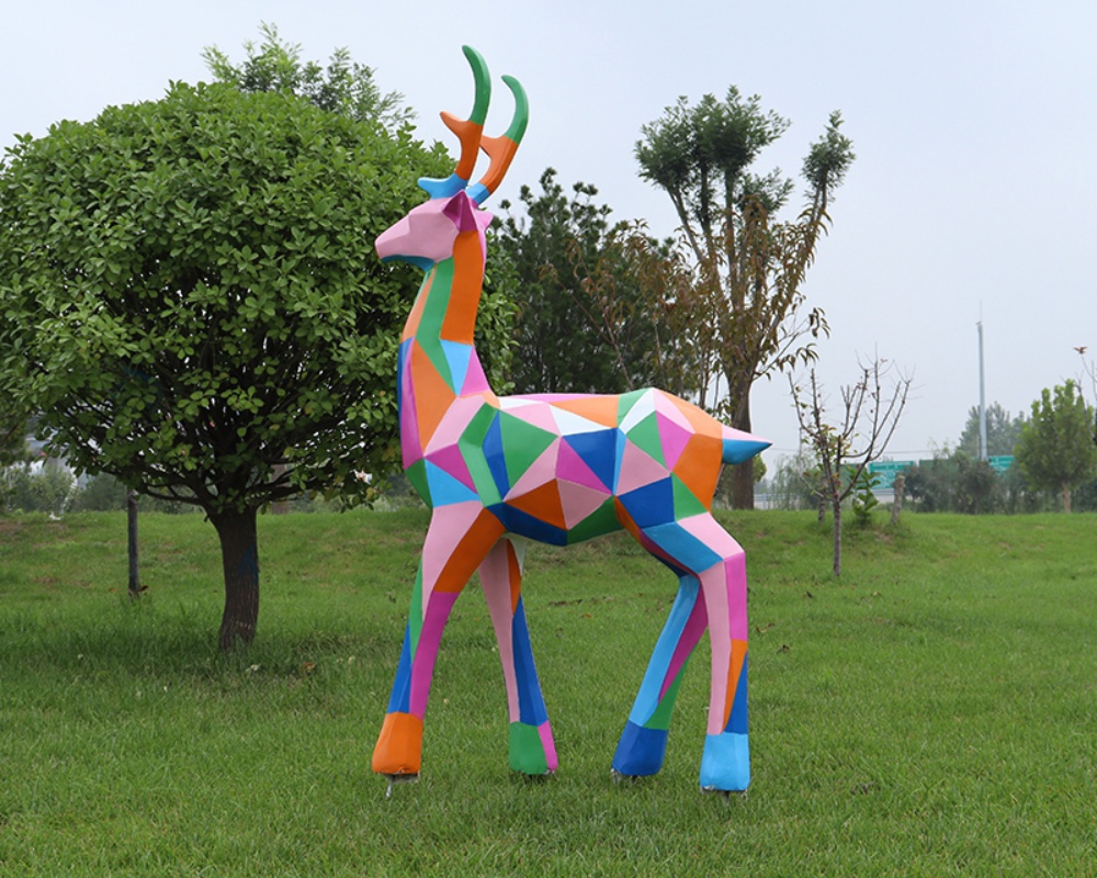 Geometrische abstrakte farbige Fiberglas-Hirschskulptur zur Dekoration