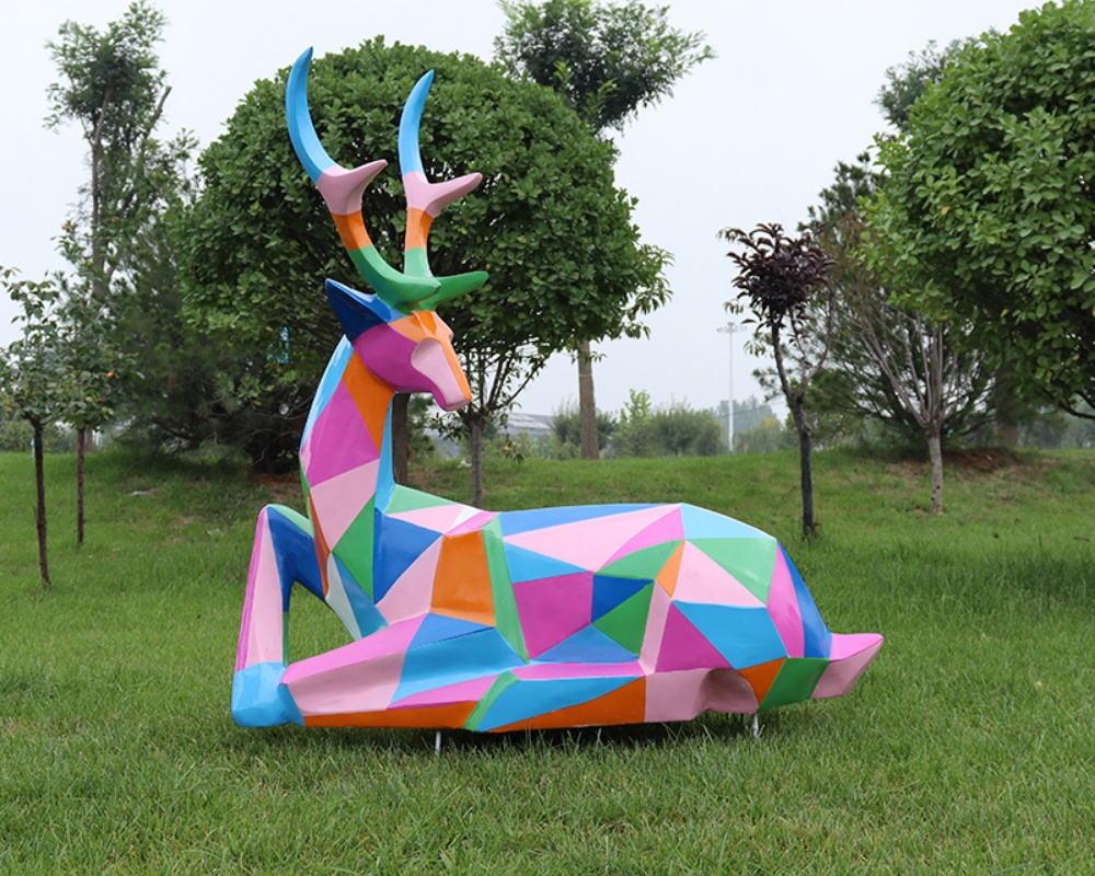 Geometrische abstrakte farbige Fiberglas-Hirschskulptur zur Dekoration