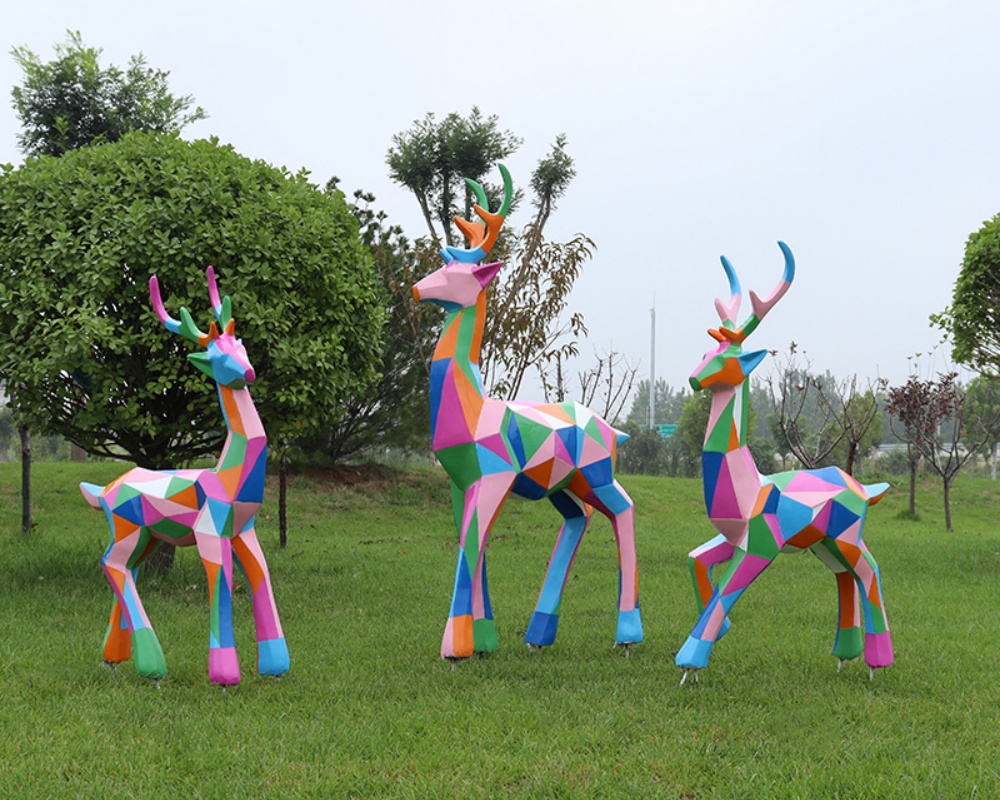 Geometrische abstrakte farbige Fiberglas-Hirschskulptur zur Dekoration