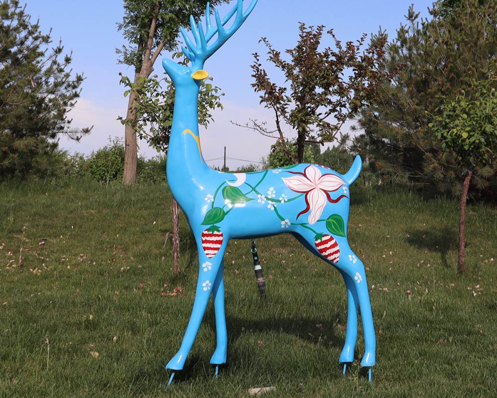 Lebendige, handbemalte, farbenfrohe Fiberglas-Hirschstatuen