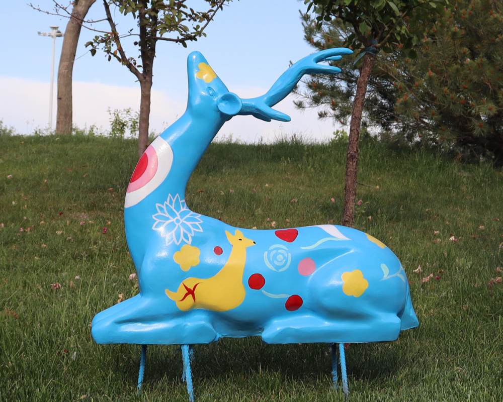 Lebendige, handbemalte, farbenfrohe Fiberglas-Hirschstatuen