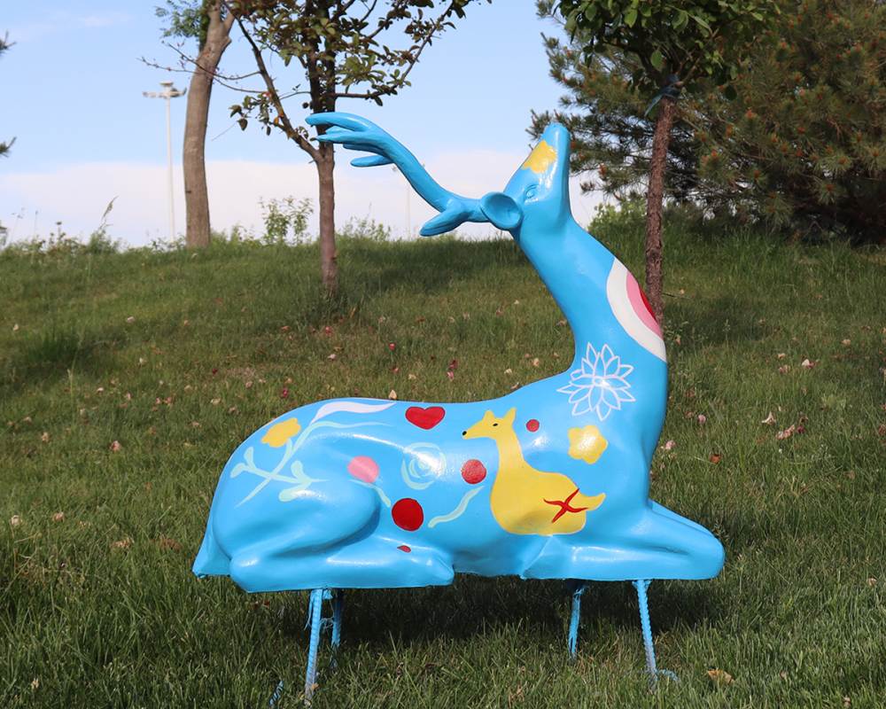 Lebendige, handbemalte, farbenfrohe Fiberglas-Hirschstatuen