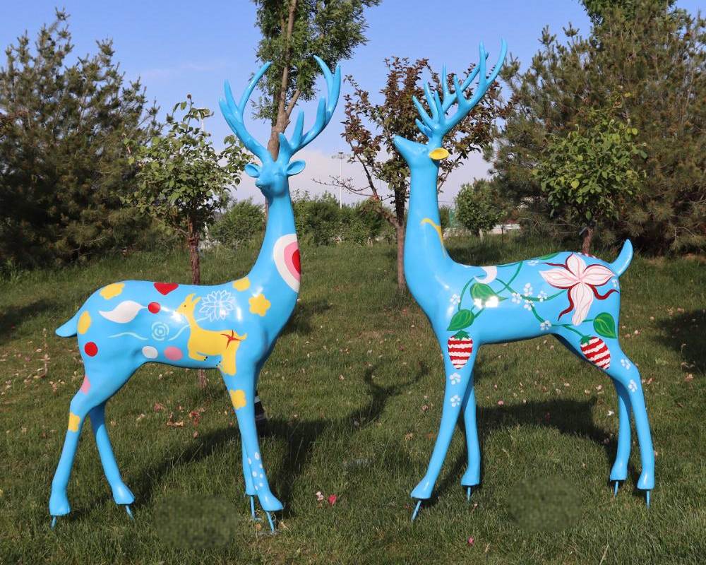Lebendige, handbemalte, farbenfrohe Fiberglas-Hirschstatuen