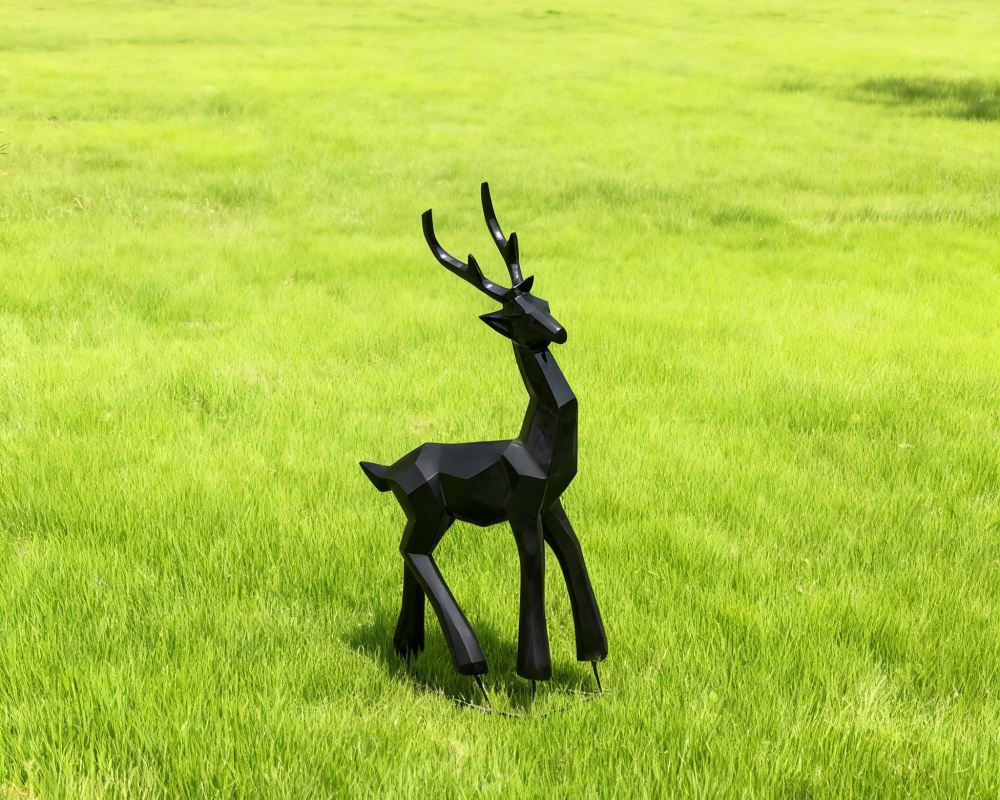 Schwarz-weiße geometrische Fiberglas-Hirschskulptur, moderne Außendekoration