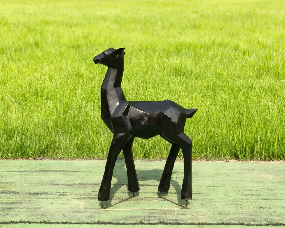Schwarz-weiße geometrische Fiberglas-Hirschskulptur, moderne Außendekoration