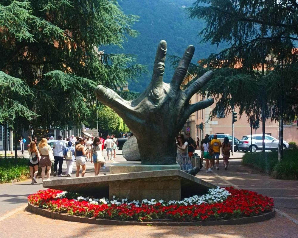 A hand-shaped sculpture inside the scenic area