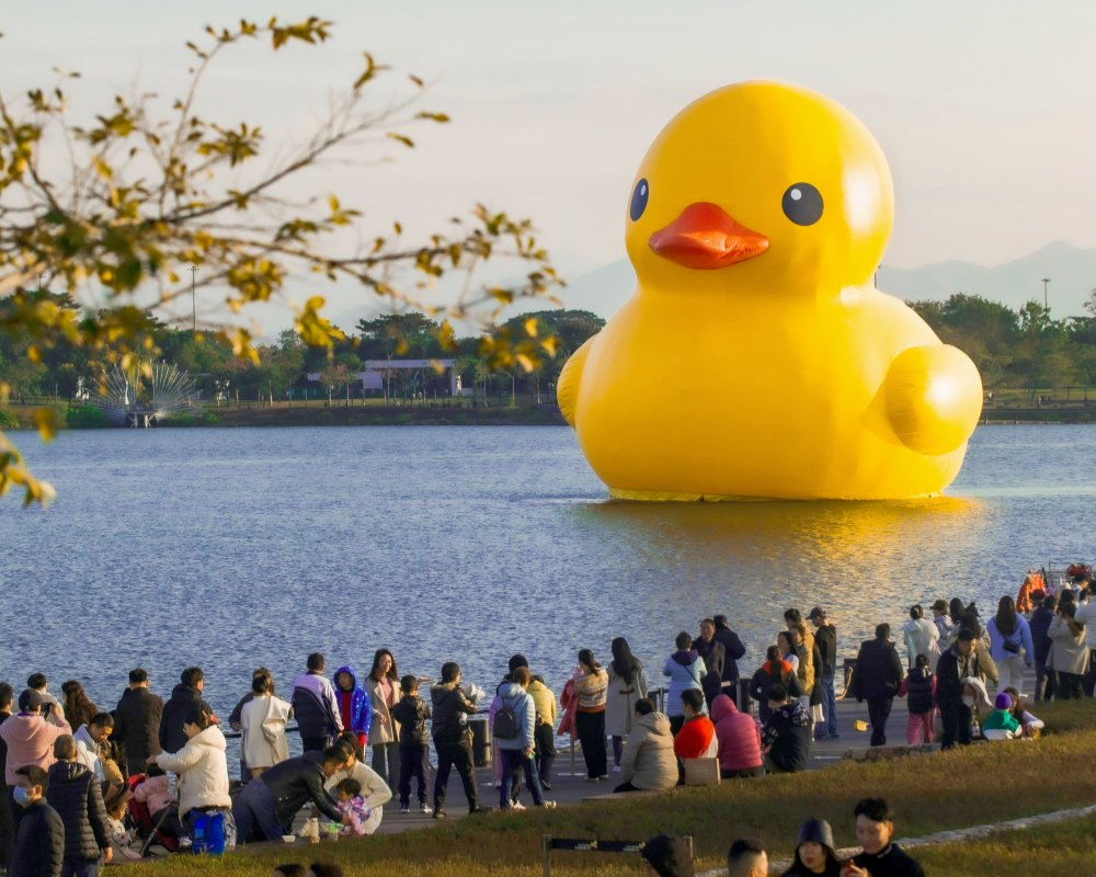 How Sculptures Enhance Visitor Experience in Outdoor Attractions