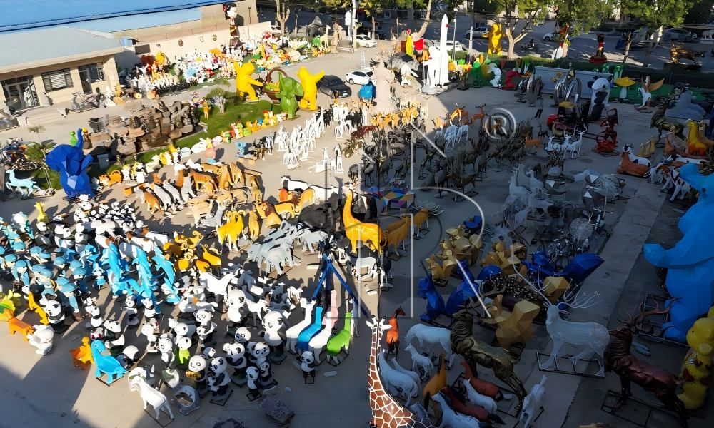 Fiberglass sculptures at Ruiheng factory